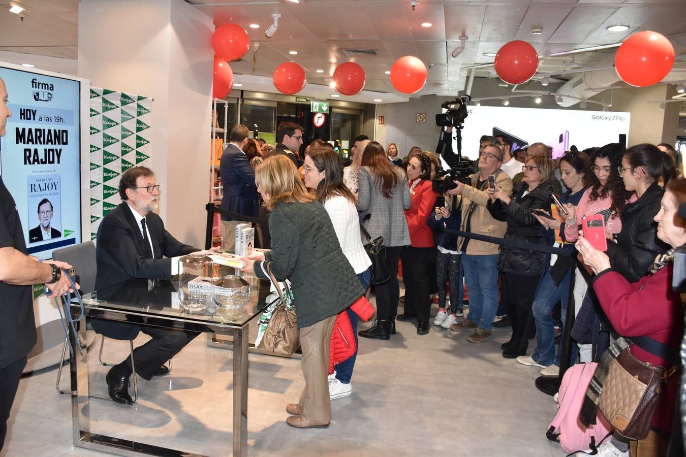 Cientos de personas han podido obtener su ejemplar firmado y hacerse fotos junto al expresidente del Gobierno en El Corte Inglés de Colón